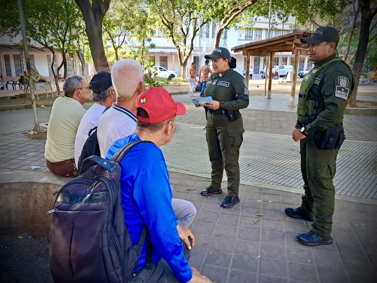 PoliciaCucuta's tweet photo. #S2D |👮🏻♀️Seguimos fortaleciendo la seguridad y la protección de nuestros niños, niñas y adolescentes.
Se brindó orientación a la comunidad y se socializaron las líneas de atención para promover entornos seguros y de sana convivencia. 💚 #EPAIS https://t.co/ouDOZHtgG9