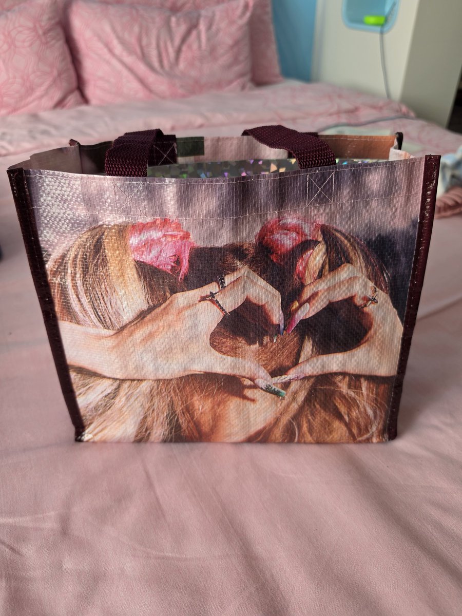 smartgiuls's tweet photo. I'm arriving at the venue, if you spot me I have a Nayeon bag and this is me :) so please ask for freebies, don't be shy ✨️
#twice_thisisfor_world_tour_in_berlin #twicefreebies https://t.co/xuMczZ08l0