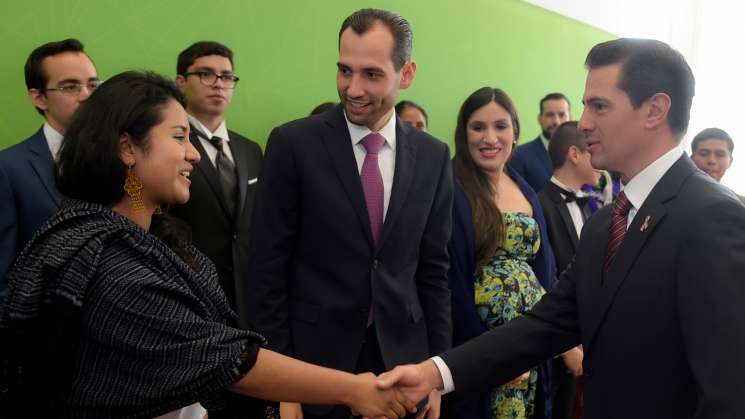 MarxArriaga's tweet photo. ¡Prolepsis... SPOILER!

Se justifican y corren al encargado de las FOGATAS INSURGENTES por sus #PRIANISTAS y #NEOLIBERALES...

¡Así es! La justificación que dan: ¡Yo soy la cacique de la Dirección General de Materiales Educativos en la @SEP_mx y AQUÍ MANDO YO! https://t.co/lacDqNOQco