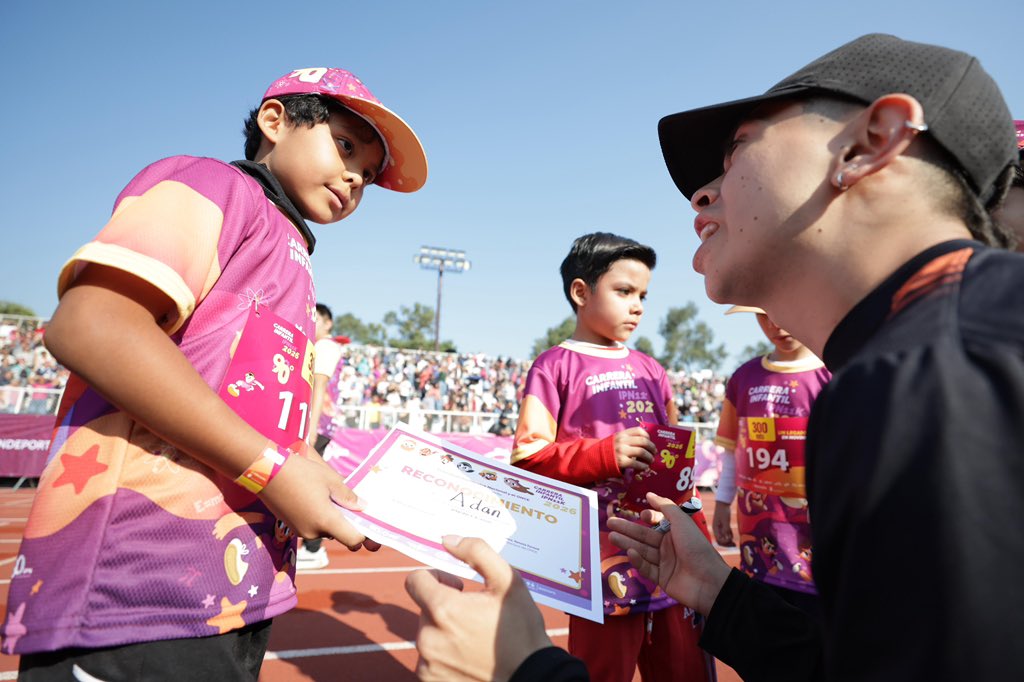 IPN_MX's tweet photo. 🏃‍♀️🏃‍♂️La #CarreraInfantilIPNOnceK2026 nos regaló uno de los momentos más emocionantes: ver a niñas y niños dejar por un momento los celulares y videojuegos para vivir la emoción del deporte, la sana competencia y el orgullo de cruzar la meta. #Huélum
🏅✨ https://t.co/VMS5pe4Qpv