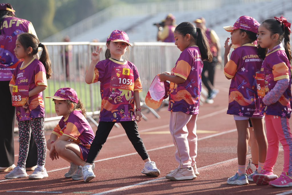 IPN_MX's tweet photo. 🏃‍♀️🏃‍♂️La #CarreraInfantilIPNOnceK2026 nos regaló uno de los momentos más emocionantes: ver a niñas y niños dejar por un momento los celulares y videojuegos para vivir la emoción del deporte, la sana competencia y el orgullo de cruzar la meta. #Huélum
🏅✨ https://t.co/VMS5pe4Qpv