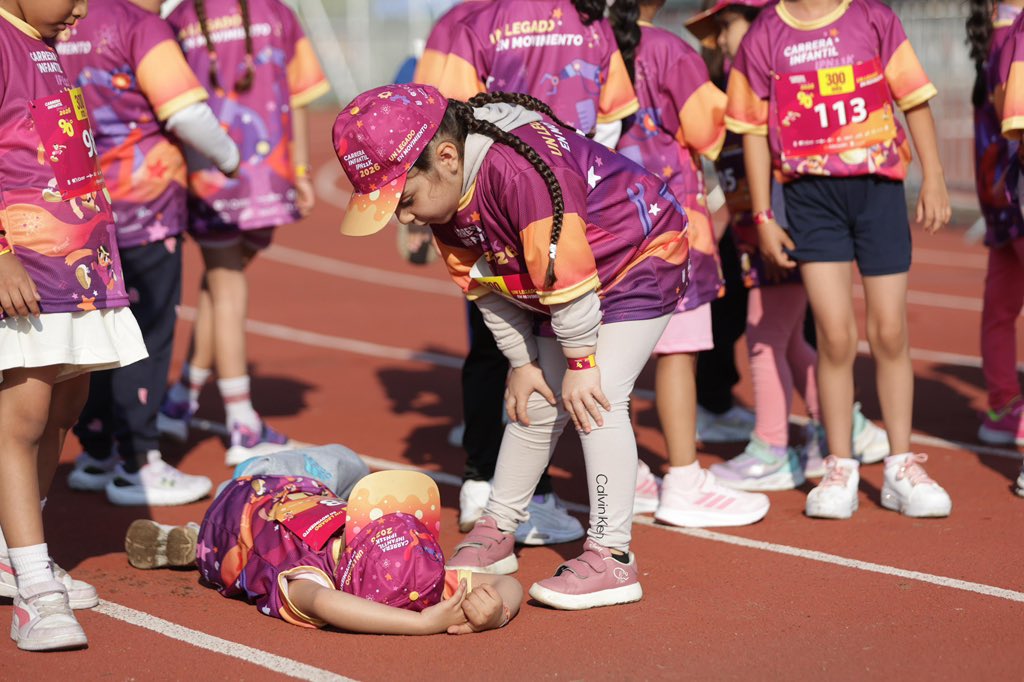 IPN_MX's tweet photo. 🏃‍♀️🏃‍♂️La #CarreraInfantilIPNOnceK2026 nos regaló uno de los momentos más emocionantes: ver a niñas y niños dejar por un momento los celulares y videojuegos para vivir la emoción del deporte, la sana competencia y el orgullo de cruzar la meta. #Huélum
🏅✨ https://t.co/VMS5pe4Qpv