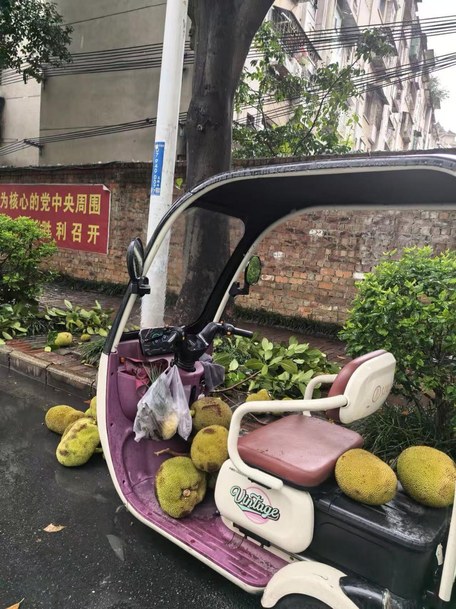 ViaL1314's tweet photo. 你说说，我…其实不太喜欢吃，就是觉得不吃浪费了😏 https://t.co/xX55zpw5wv