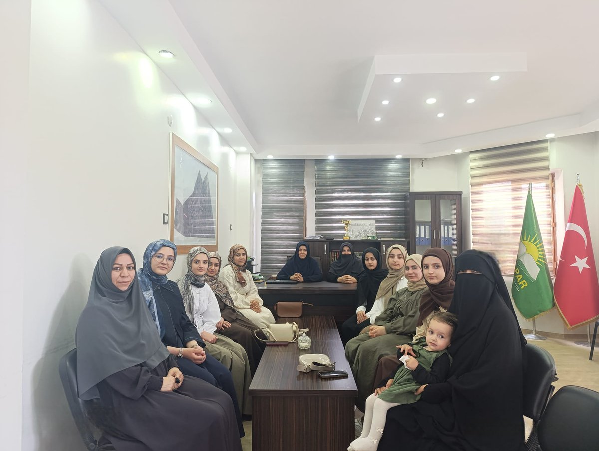 HudaParKadin21_'s tweet photo. Şehir dışından gelen genç kardeşlerimiz, İl Kadın Kolları Başkanı İpek Baz ve heyetimizi ziyaret etti.

Samimi bir ortamda gerçekleşen buluşmada gençlerimizle hasbihal edilerek eğitim hayatlarında ve gelecek yolculuklarında başarılar dilendi. https://t.co/sUbDfeC2WV
