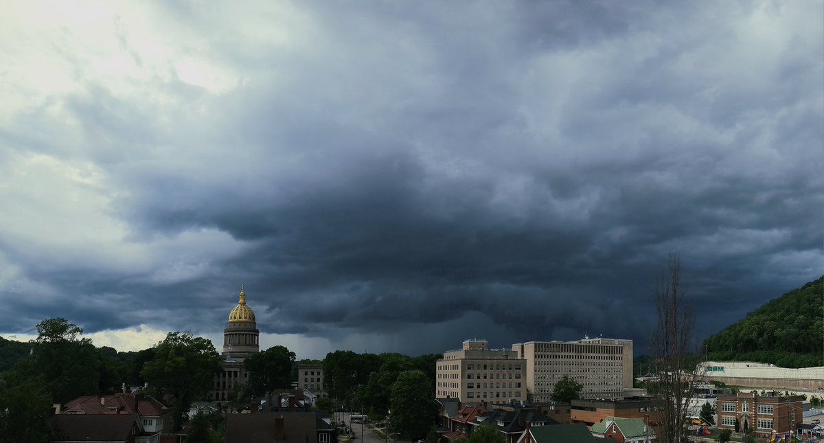 PerryB_Photo's tweet photo. An aggressive-looking set of clouds with this cell just outside of Charleston at the moment. #wvweather @SpencerWeather https://t.co/RQN8DseZh4