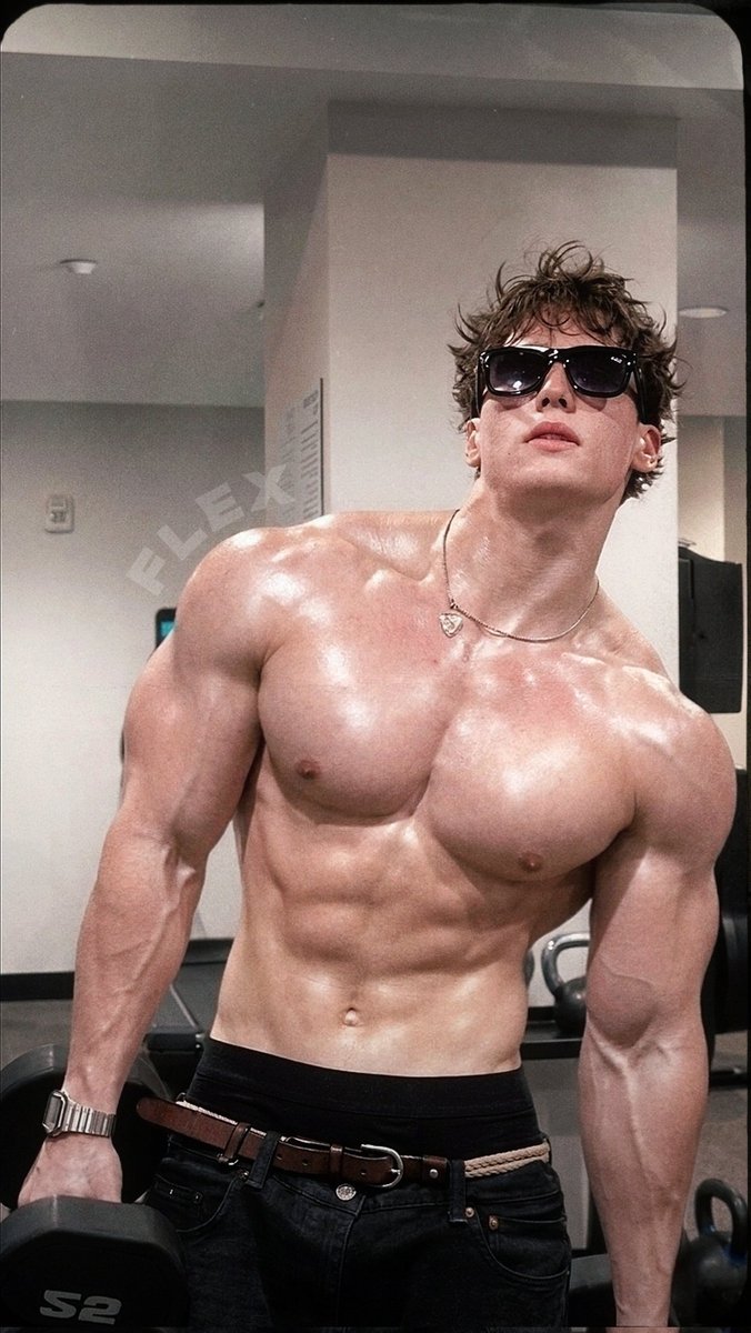 ꜱᴀᴍ ❤️ biceps | 51% AI tweet media