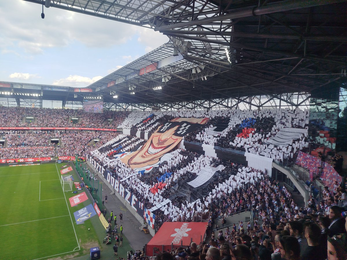 JosefSitka's tweet photo. Podolskiego Last Dance. Podolski nowym właścicielem. Zdobyte wicemistrzostwo Polski. Eliminacje do Ligi mistrzów. Zdobyty Puchar Polski. Niesamowite rzeczy dzieją się w Zabrzu. Będzie dobrze ☺️ #zabskitwitter #ekstraklasa #nastadionie #lukaspodolski #gornikzabrze #awaydays https://t.co/RWbvyB6d6g