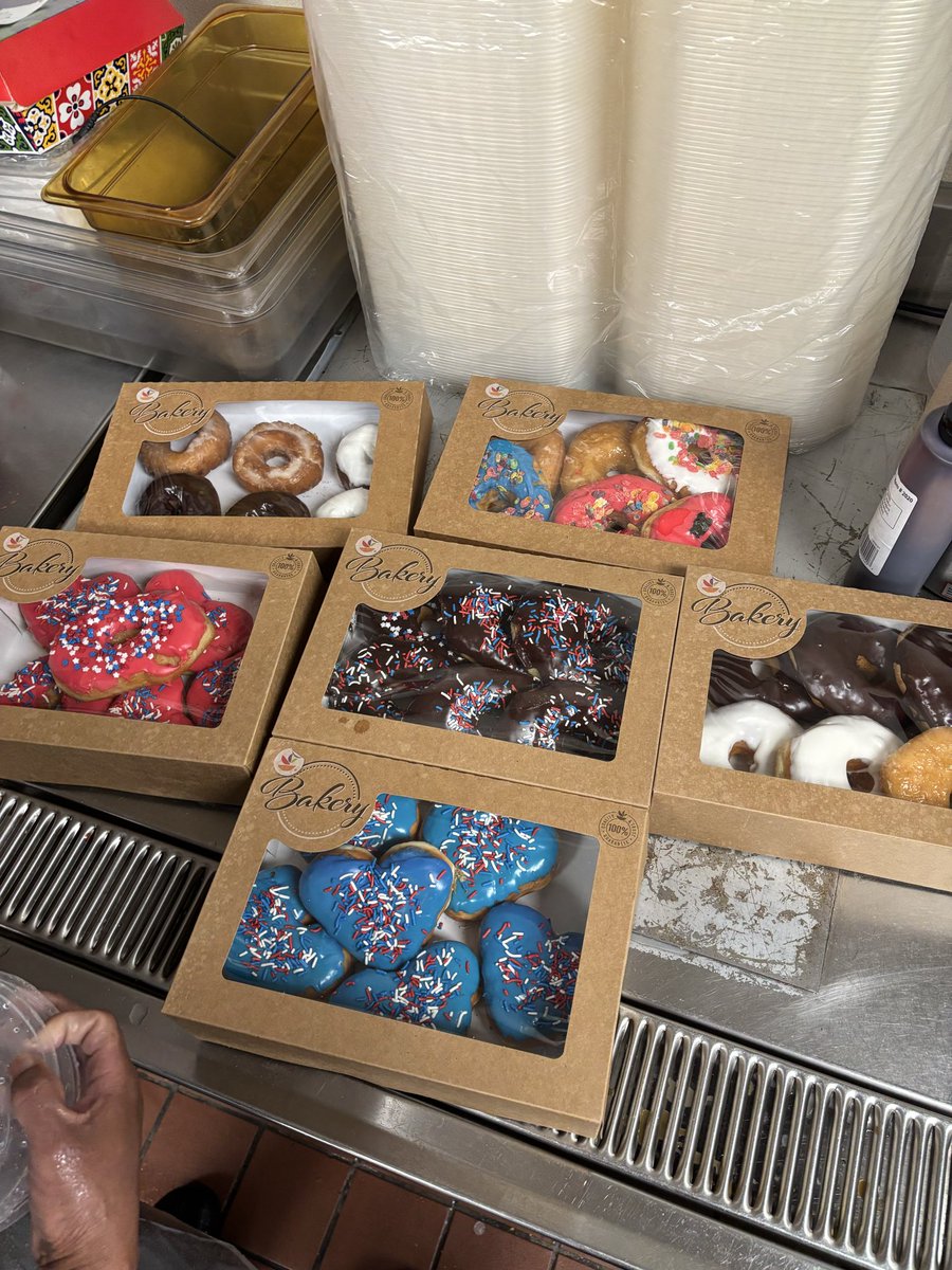 jormessingerYTC's tweet photo. Hurray it’s Donut Day!! Can’t beat a sweet treat for the rainy Memorial weekend ❤️🌶️ #chilislove @harmony_ann0 @EHalfpap @shChilihead07 @Davechilihead87 @Jennnnn0 @mgib23 https://t.co/GMYv5LwZwi