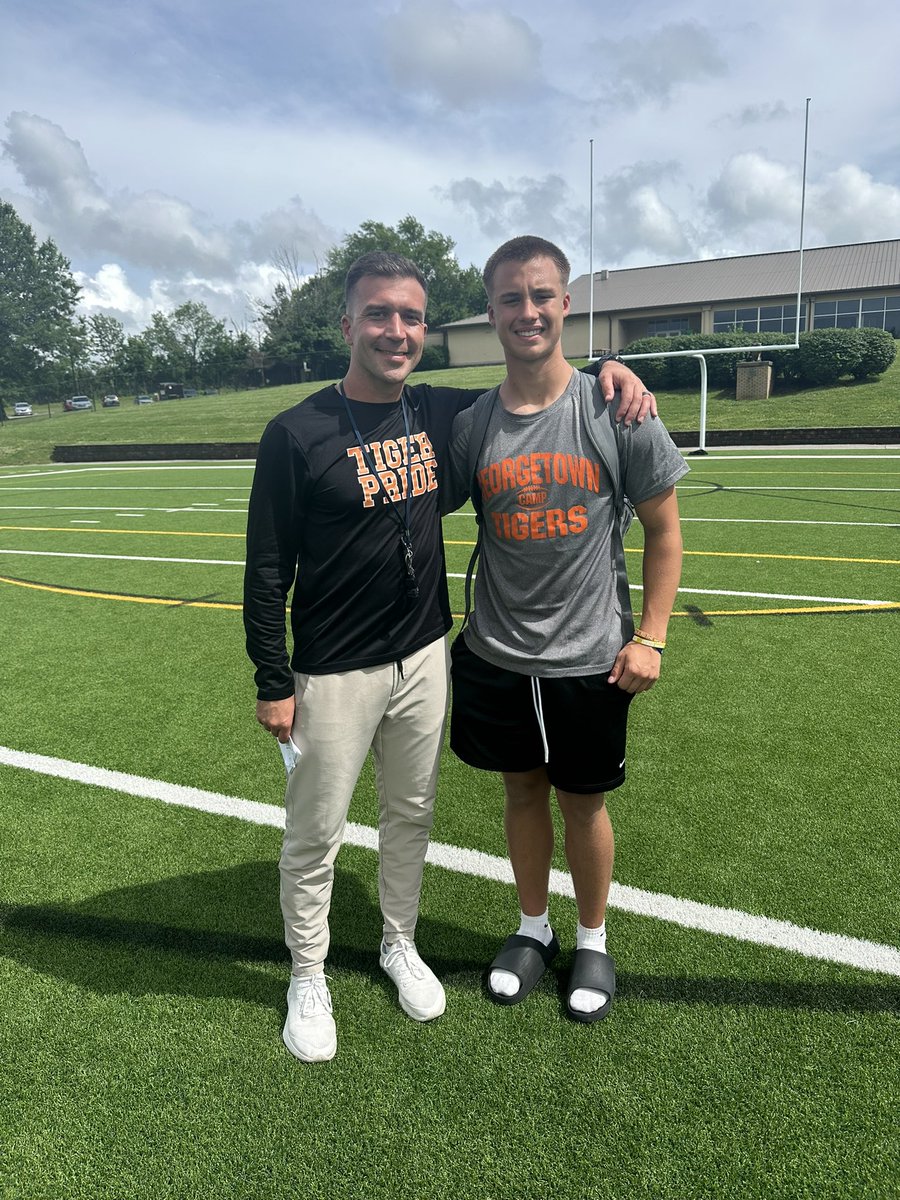 Grantf_7's tweet photo. Got some great reps today at the @Gtown_Football camp and got better! Had a great time meeting all the coaches.

@CalebCorrill 
@CoachDuncan39 
@JohnPerin
@Ryle_Football 
@LippertScouting 
@TimRecognition https://t.co/A4JFViR0QU