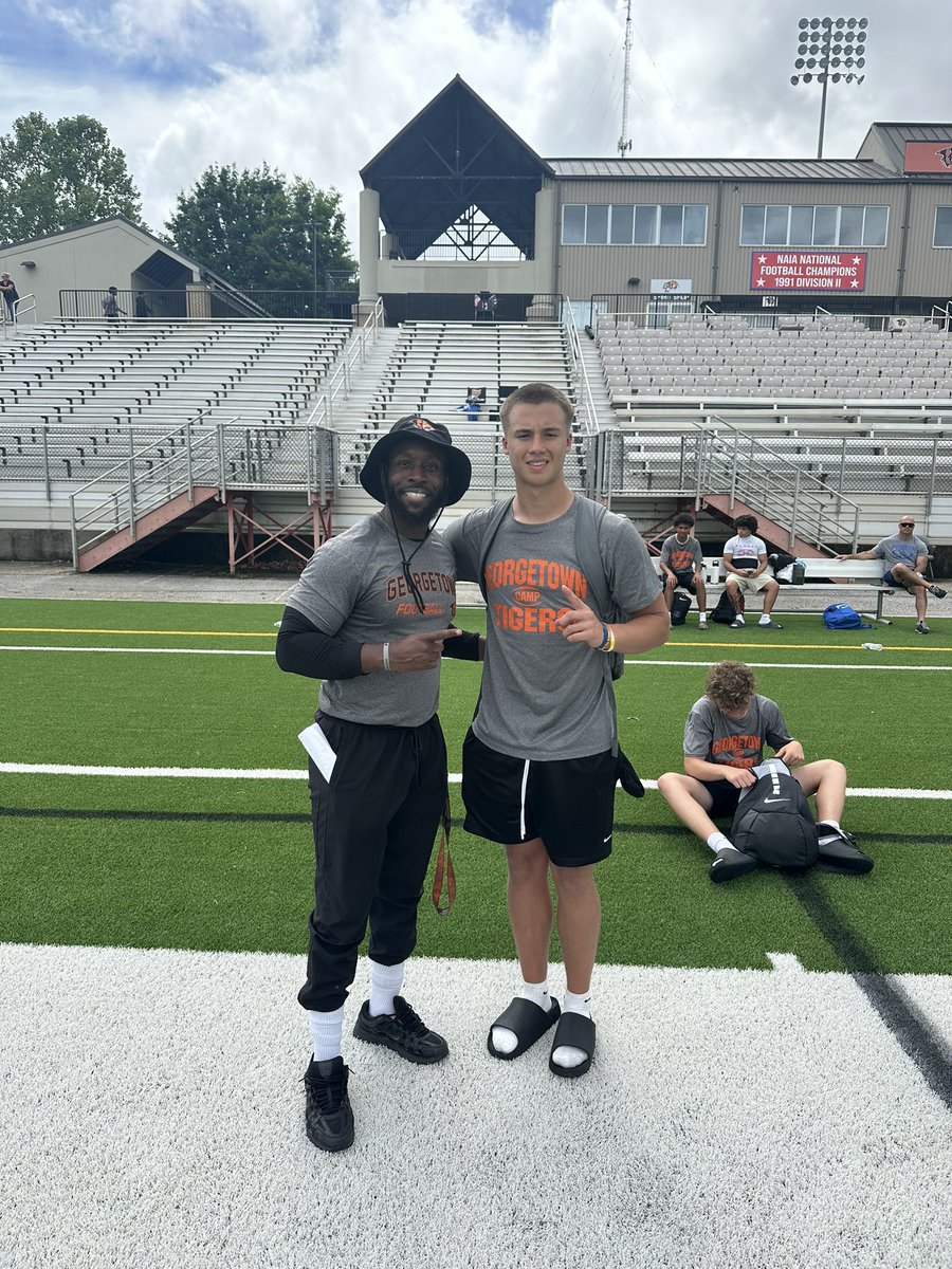 Grantf_7's tweet photo. Got some great reps today at the @Gtown_Football camp and got better! Had a great time meeting all the coaches.

@CalebCorrill 
@CoachDuncan39 
@JohnPerin
@Ryle_Football 
@LippertScouting 
@TimRecognition https://t.co/A4JFViR0QU