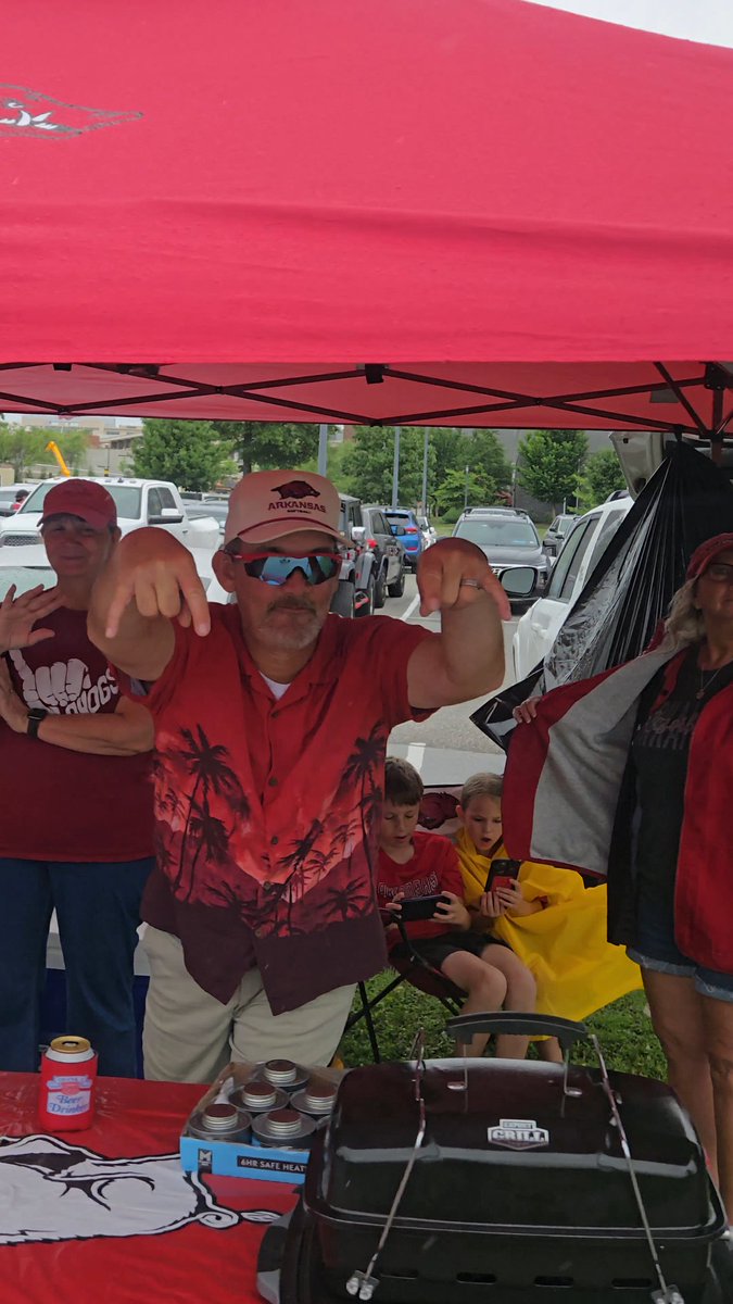 rickybaw's tweet photo. Low key best part was seeing @MeadorsDennis doing horns down at the end of the north gate video. https://t.co/b2bGYuVh6G