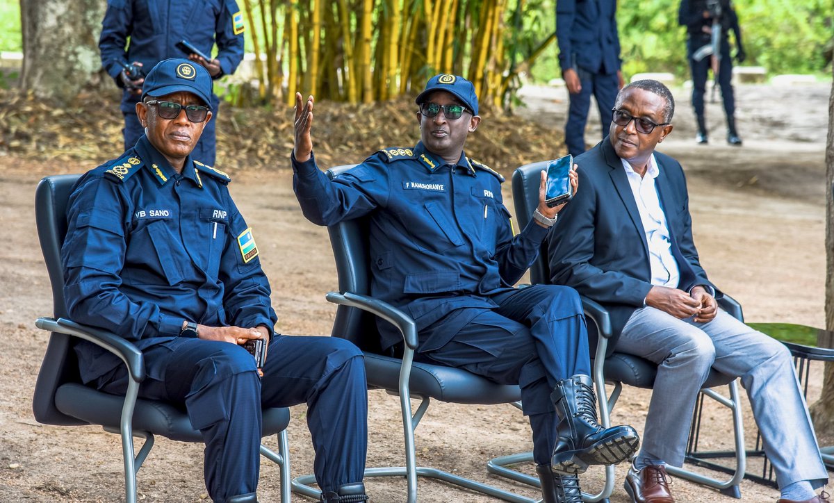NtwaliWanyu1's tweet photo. Dr.Ntwali mbanumva nakandika kugeza ejo😁😁

icyo navuze kuri Post ya hasi ndagikoze. 

Ni kimwe muri byinshi🥹

Amakuru abari menshi ariko sinzagira ubwibone nkubwa wa mwami Berushazari urutoki rwandinze ku rusika kuko lmana yamushyize ku munzani agasanga adashyitse.

Nuko Mbaha amakuru yo Muri Polisi y'u Rwanda gusa abagomba kuba afite uko yanditse.

Habaye ikintu gikomeye nshaka kubabwira ngo mumenye u Rwanda rwanyuze mu bikomeye mu myaka yashyize ariko mu kwiyubaka hajemo no kubaka urwego rwa Polisi y'u Rwanda.

Abenshi bamenye iyi nkuru dutinze ariko kuba ibindi bihugu byaza mu Rwanda tugasangira ubumenyi ni igitego President Kagame abatsinze babandi birirwa basebya u Rwanda kuko niwe uyiha ubushobozi bwose.

Kugeza ubu Polisi y'u Rwanda ikomeje kuza mu myanya ya mbere mu irushanwa rya UAE SWAT Challenge ribera i Dubai.

Muri 2026 yabaye iya 6 ku rutonde rusange mu makipe 109.ibi bikaba impamvu yuko abandi bakomando bo mu bindi bihugu by'afulika baza tugafatanya kwiga.

Bari I Mayange mu kigo cya Counter-Terrorism Training Centre  Bugesera niyo mpamvu mwabonye Aya mafoto. 

Ibindi nzabivuga ubutaha. Uburyo abasore n'inkumi baho baguruka

Urugendo rwo ndarukomeje mbereka uko Polisi y'u Rwanda yiyubatse mu myaka 25 ikora kinyamwuga

Follow @NtwaliWanyu1
