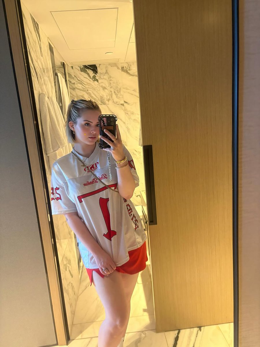 hattieheo's tweet photo. all my Hong Kong outfits 🙆🏼‍♀️ if anyone says mean things about my trainers I will fight u https://t.co/8rCaO3T3lF