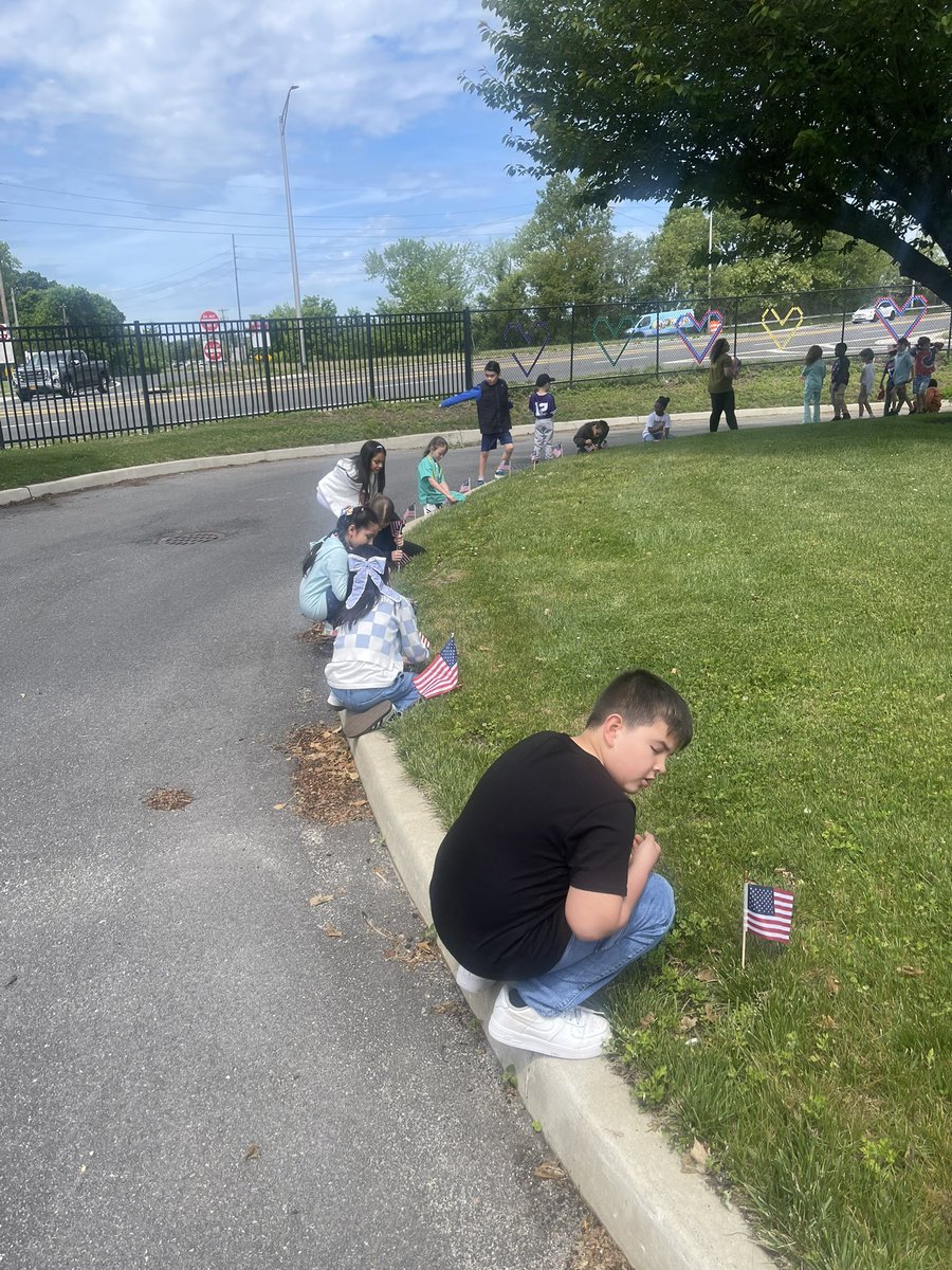 5thAveSchool's tweet photo. @5thaveschool 2nd graders proudly placed American flags around the school in commemoration of Memorial Day. 🇺🇸 Through this meaningful tradition, students honored the brave men and women of our Armed Forces who have served and sacrificed for our country.
@bayshoreschools https://t.co/FPJa0390m0