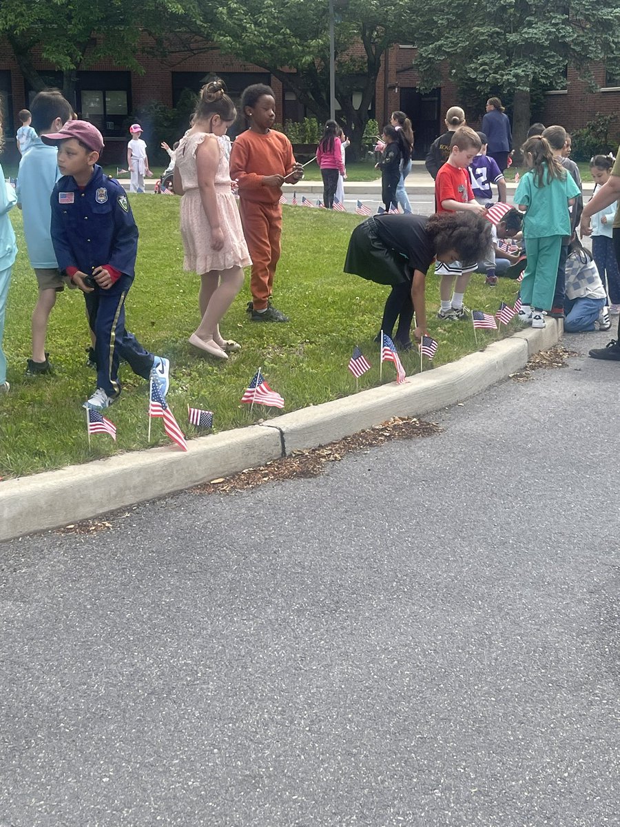 5thAveSchool's tweet photo. @5thaveschool 2nd graders proudly placed American flags around the school in commemoration of Memorial Day. 🇺🇸 Through this meaningful tradition, students honored the brave men and women of our Armed Forces who have served and sacrificed for our country.
@bayshoreschools https://t.co/FPJa0390m0