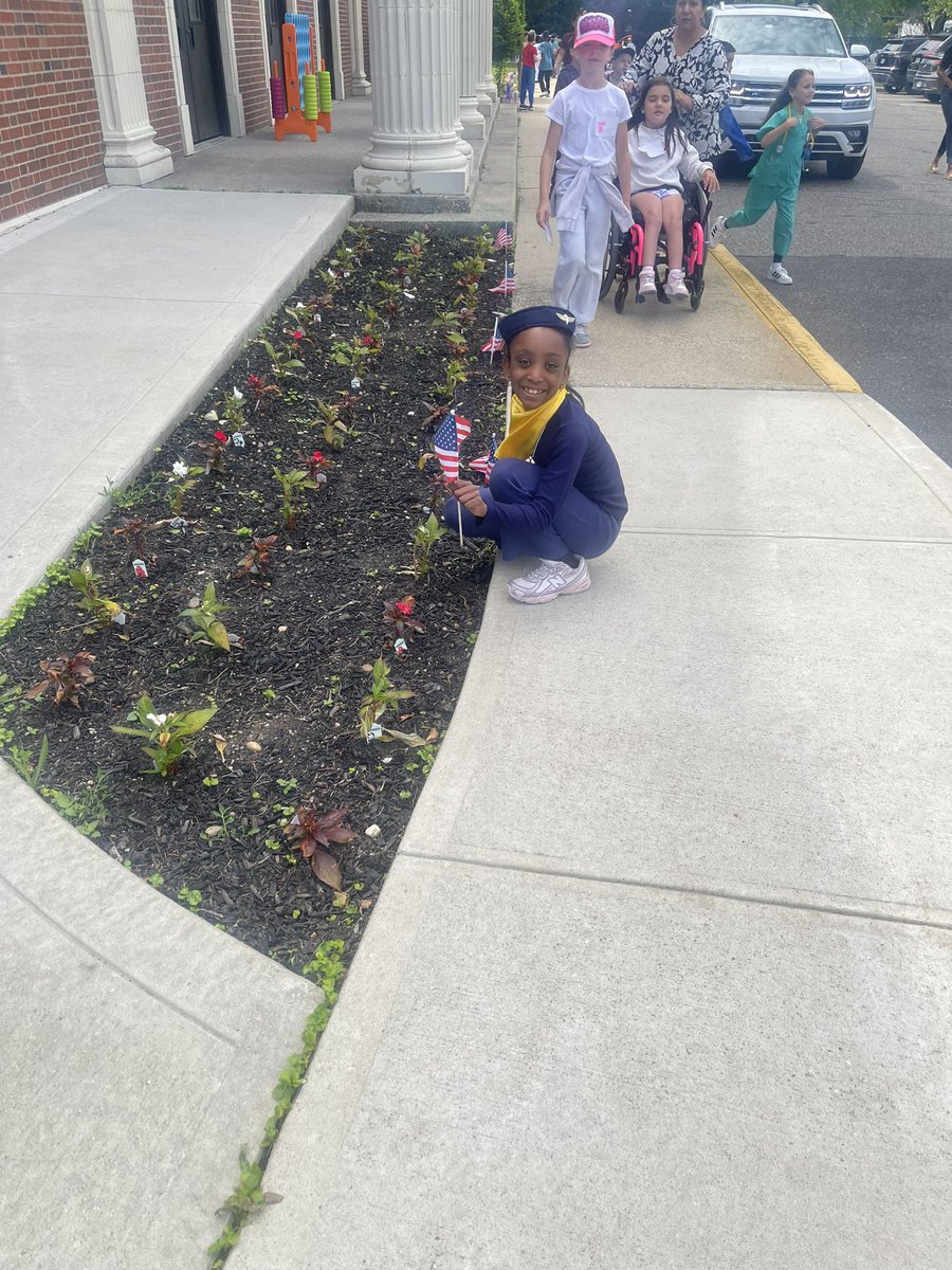 5thAveSchool's tweet photo. @5thaveschool 2nd graders proudly placed American flags around the school in commemoration of Memorial Day. 🇺🇸 Through this meaningful tradition, students honored the brave men and women of our Armed Forces who have served and sacrificed for our country.
@bayshoreschools https://t.co/FPJa0390m0