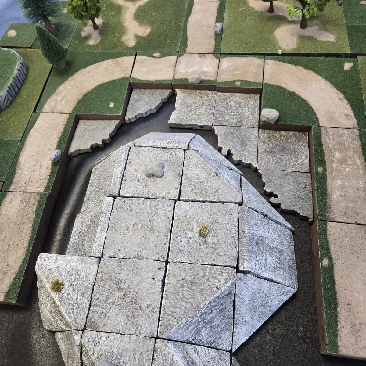 CaptGraybeard13's tweet photo. Bonus today. This is todays table set up. This is granit hill just outside of Cauldrons Hold on the west side. It marks almost the halfway point between the city and the bridge #ttrpg #ravencraft4113 #castlesandcrusades #pathfinder1e #ImagineEscapeEnjoy https://t.co/DYLxMhQTzU https://t.co/b7NHHDmcp9