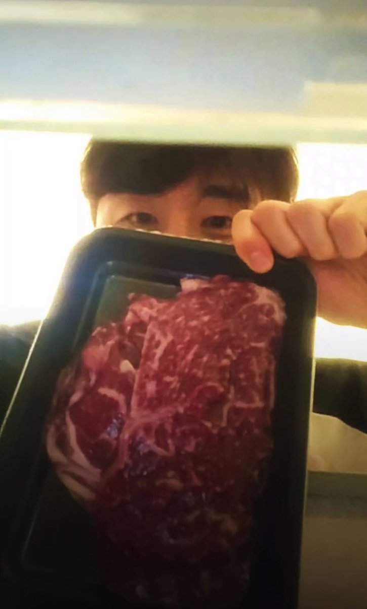 _0_TAK_'s tweet photo. 핸드폰 열올라서 라방 꺼졋는데 냅다 냉동실 폰집어넣고 다시 나타난 영타기 진짜 웃기고 귀여워 ㅋㅋㅋㅋㅋㅋㅋㅋ🤣 https://t.co/n6AduzYQ79