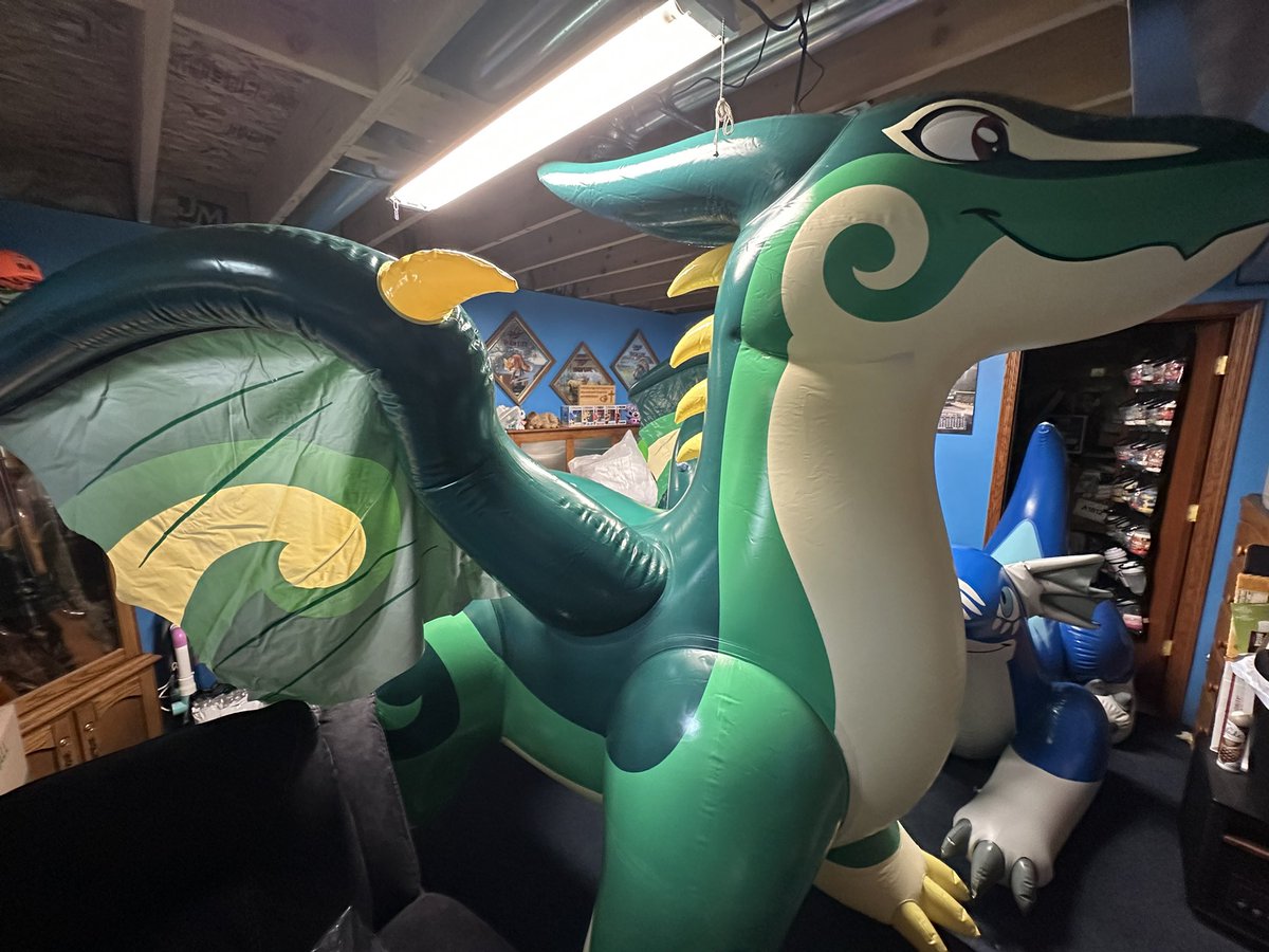 Beta_The_Husky's tweet photo. Super happy with the new @PuffyPawsToys Jade zenith. Such a soft huge huggable cutie. @FactoryCreature did an incredible job with them!! Just barely have the space in my room for him but i can’t complain about that. 
#SqueakySaturday https://t.co/poM2sHCIHH