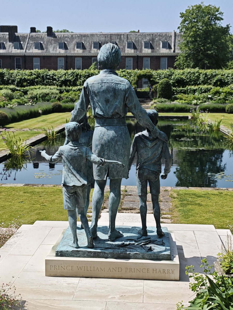 davidth90's tweet photo. Kensington palace. https://t.co/MhSwx3cQpQ