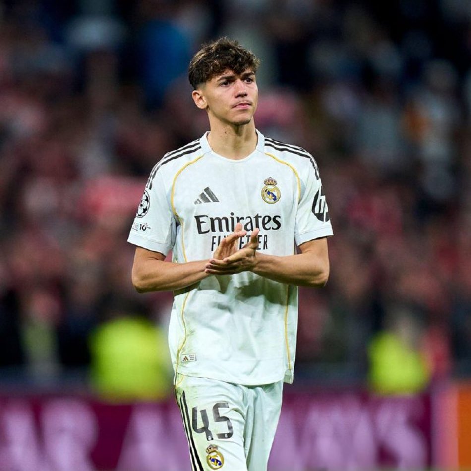 Pitarch_Fan's tweet photo. La première mi-temps du crack Thiago Pitarch c’est de l’art, c’est de la magie. 

Que le Real Madrid le garde sinon il va avoir des offres de gros clubs européen c’est sur et certain. 

Sa première période est à montrer dans toutes les écoles de football. 💎🦋 https://t.co/8F5oHoOLhh