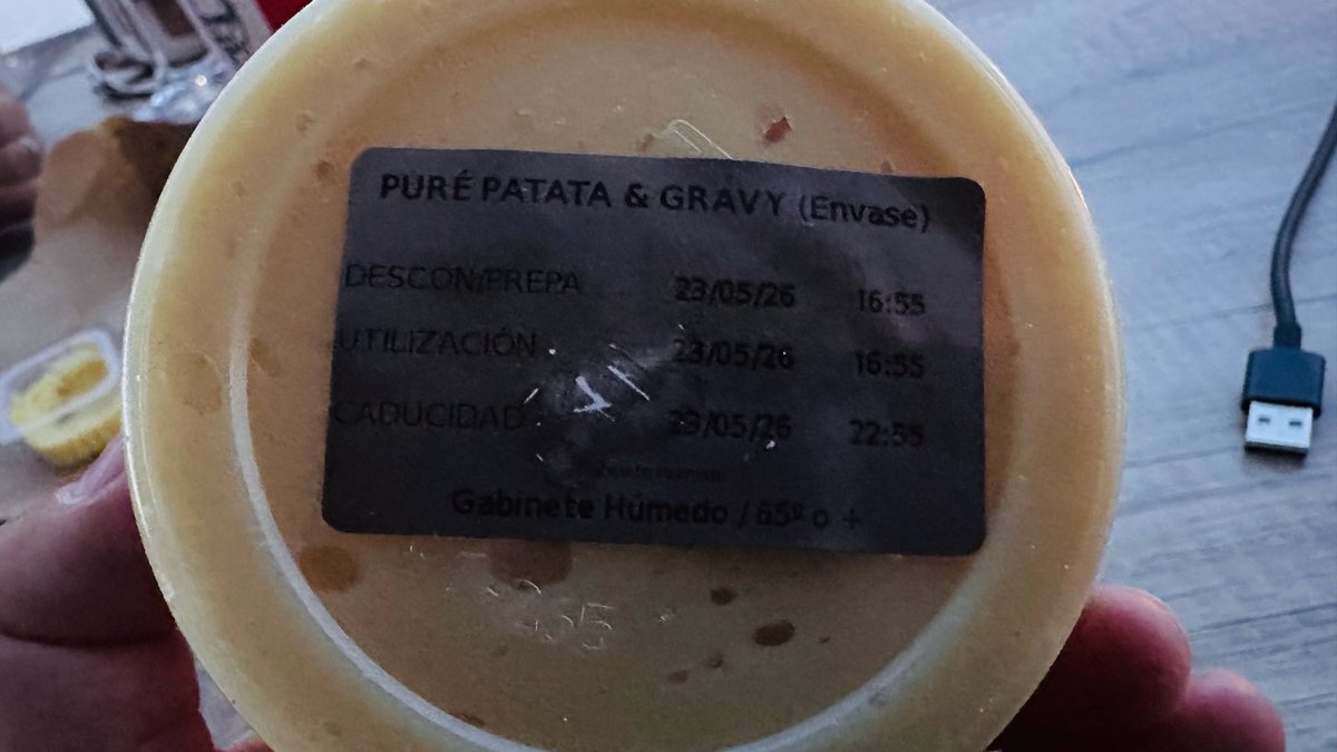 PaulNeades's tweet photo. @KFC_ES when you can’t do gravy like the UK https://t.co/8ciW77K7xr