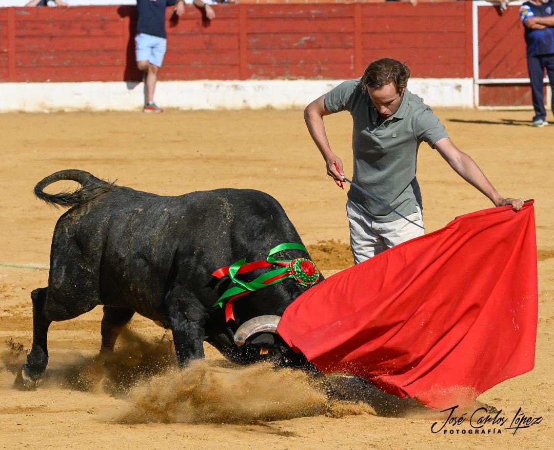IgnacioOlmos's tweet photo. No es un muletazo de los mejores, ni de los más estéticos, pero tampoco tenía la obligación ni la responsabilidad (en una capea nunca la hay) y menos con un toro difícil. Si acaso, compromiso personal… y había que intentarlo. 
Foto de Jose Carlos López. https://t.co/ZRySWIDj9a