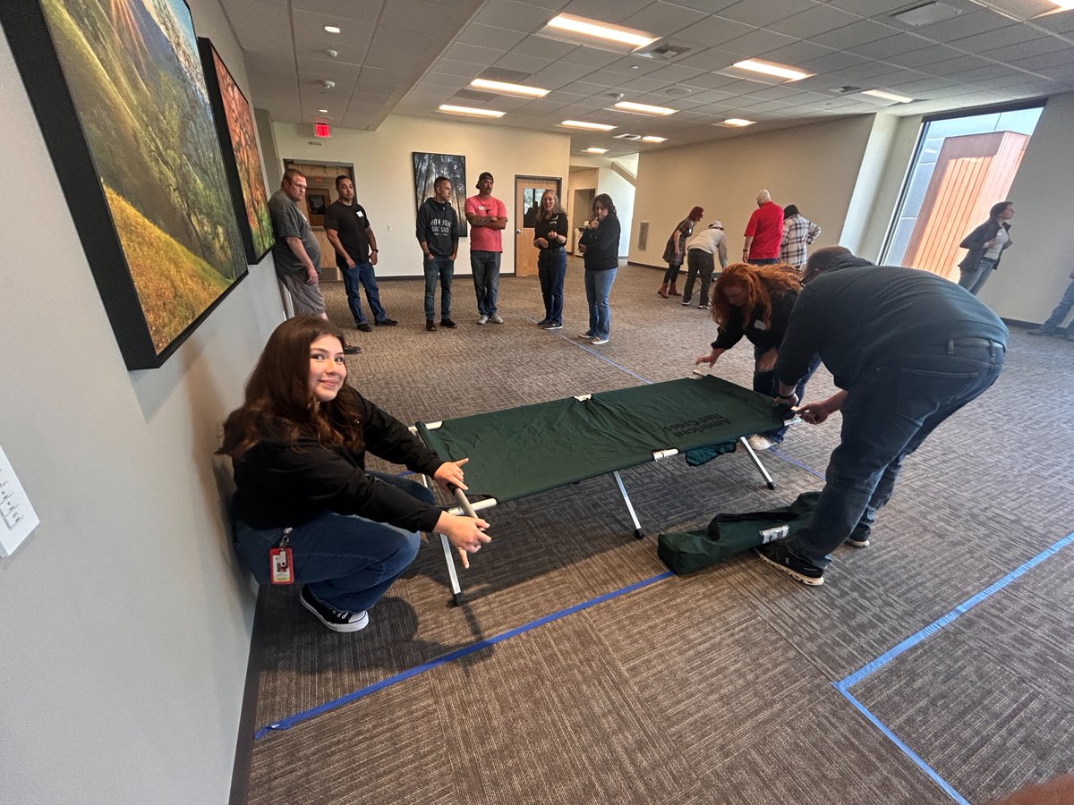 RedCrossCasc's tweet photo. When we're not responding, we're training and training with partners is EVEN better! This Tuesday, in Klamath Falls, we held a Shelter Fundamental Training with Oregon Department of Human Services Office of Resiliency Management and Kingsley Field Air National Guard. We practiced setting up a shelter, getting cots ready and making sure we know how to provide the best service for those affected by disasters.