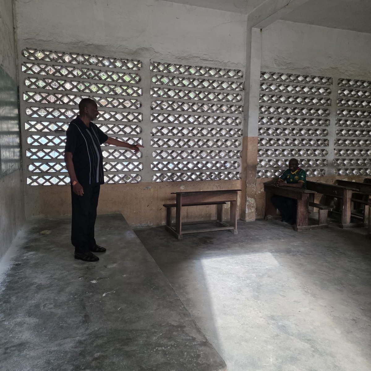 CelestinMonga's tweet photo. Nouveau pèlerinage au Lycée de Douala où j’ai étudié. Cette fois-ci avec mon professeur de l’époque (et de toujours) Eugène Ekoumou Tsimi. Il n’y était pas retourné lui-même depuis 1988. Intenses émotions. Les assassins retournent toujours sur les lieux du crime… https://t.co/Z82BGEomns