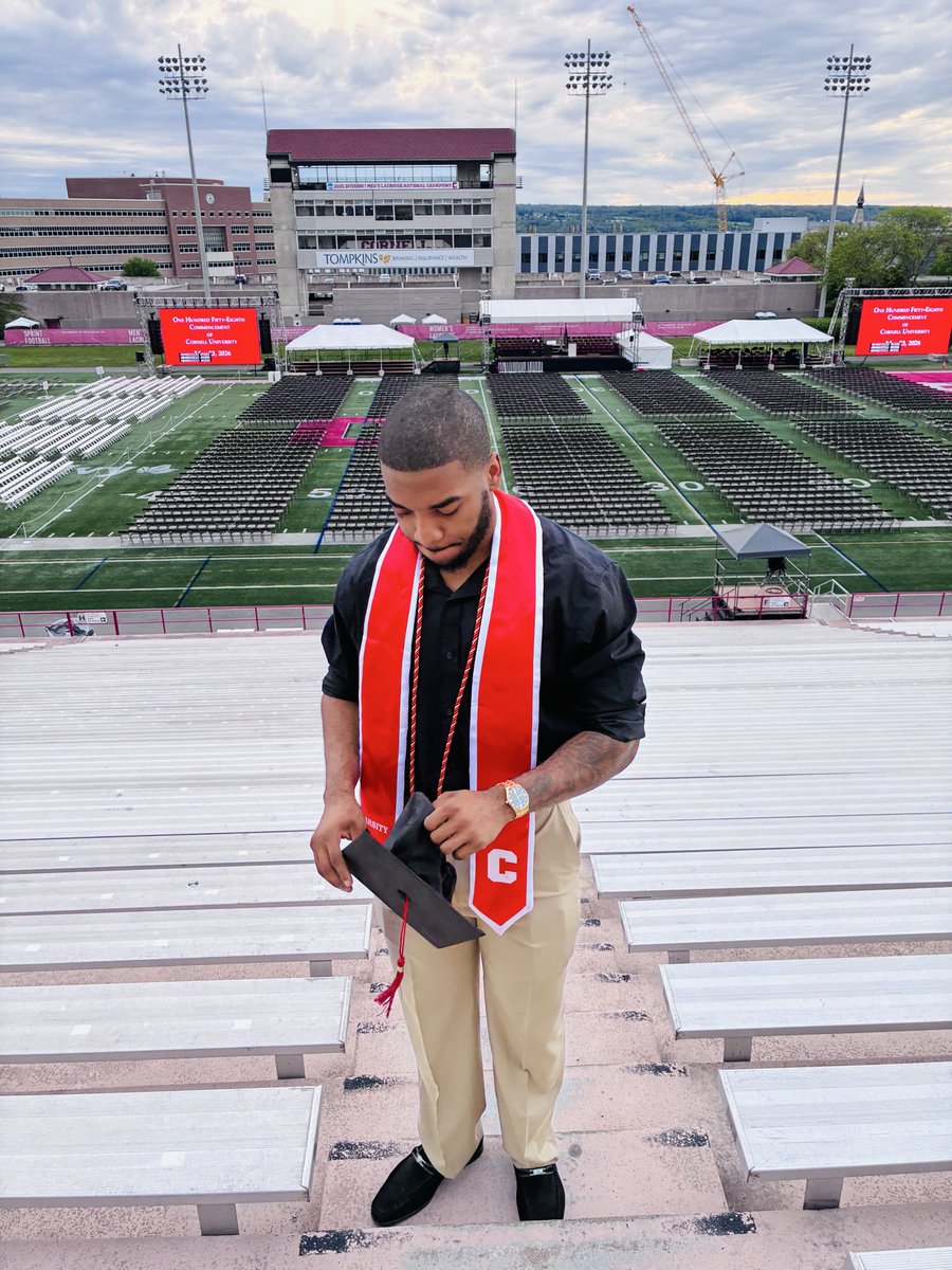 jlew_104's tweet photo. IVY LEAGUE GRADUATE! #AGTG 🌿 https://t.co/uo0ZuVYVyL