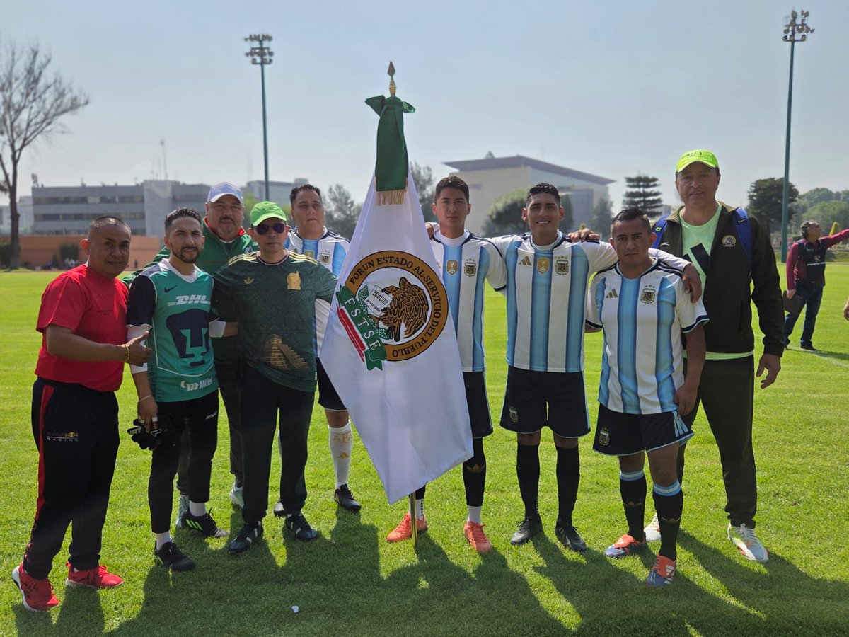 FSTSEmx's tweet photo. ⚽ ¡Éxito total en la Copa de Fútbol Los Trabajadores 2026! 🏆

Ya llevamos dos fines de semana de gran convivencia en la Copa de Fútbol Los Trabajadores 2026, organizada por el INDET y la FSTSE en el Deportivo Federalismo del SNTSA.

12 sindicatos participan en este torneo que une a los trabajadores a través del deporte, con el lema “Todo México Jugando”, alusivo al Mundial Social 2026.

En representación del Lic. @GarciaAyalaM, el Dr. Jorge Alberto Grajales Valdivia dio la bienvenida y destacó la importancia de la unión y el compañerismo.
Las jornadas comenzaron el 16 de mayo y concluirán el 20 de junio.

¡Deporte, salud y unión sindical en una sola cancha! 🇲🇽

#CopaDeFútbolLosTrabajadores2026 #FSTSE #SNTSA #TodoMéxicoJugando