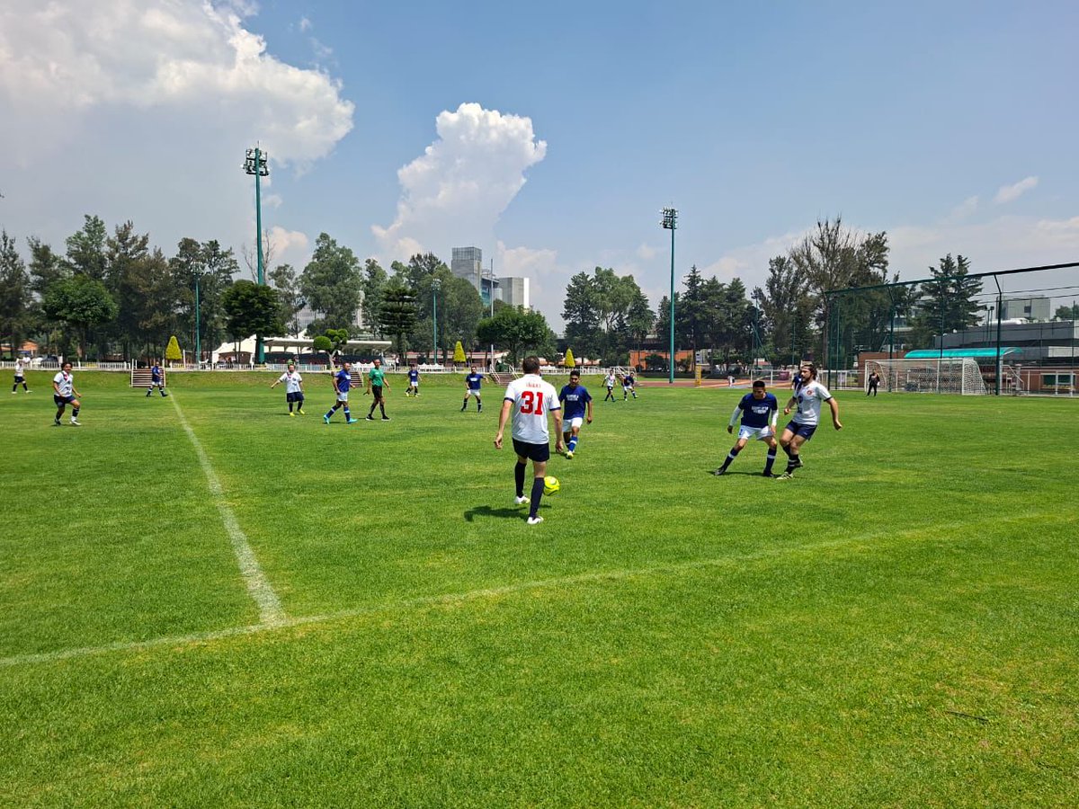 FSTSEmx's tweet photo. ⚽ ¡Éxito total en la Copa de Fútbol Los Trabajadores 2026! 🏆

Ya llevamos dos fines de semana de gran convivencia en la Copa de Fútbol Los Trabajadores 2026, organizada por el INDET y la FSTSE en el Deportivo Federalismo del SNTSA.

12 sindicatos participan en este torneo que une a los trabajadores a través del deporte, con el lema “Todo México Jugando”, alusivo al Mundial Social 2026.

En representación del Lic. @GarciaAyalaM, el Dr. Jorge Alberto Grajales Valdivia dio la bienvenida y destacó la importancia de la unión y el compañerismo.
Las jornadas comenzaron el 16 de mayo y concluirán el 20 de junio.

¡Deporte, salud y unión sindical en una sola cancha! 🇲🇽

#CopaDeFútbolLosTrabajadores2026 #FSTSE #SNTSA #TodoMéxicoJugando