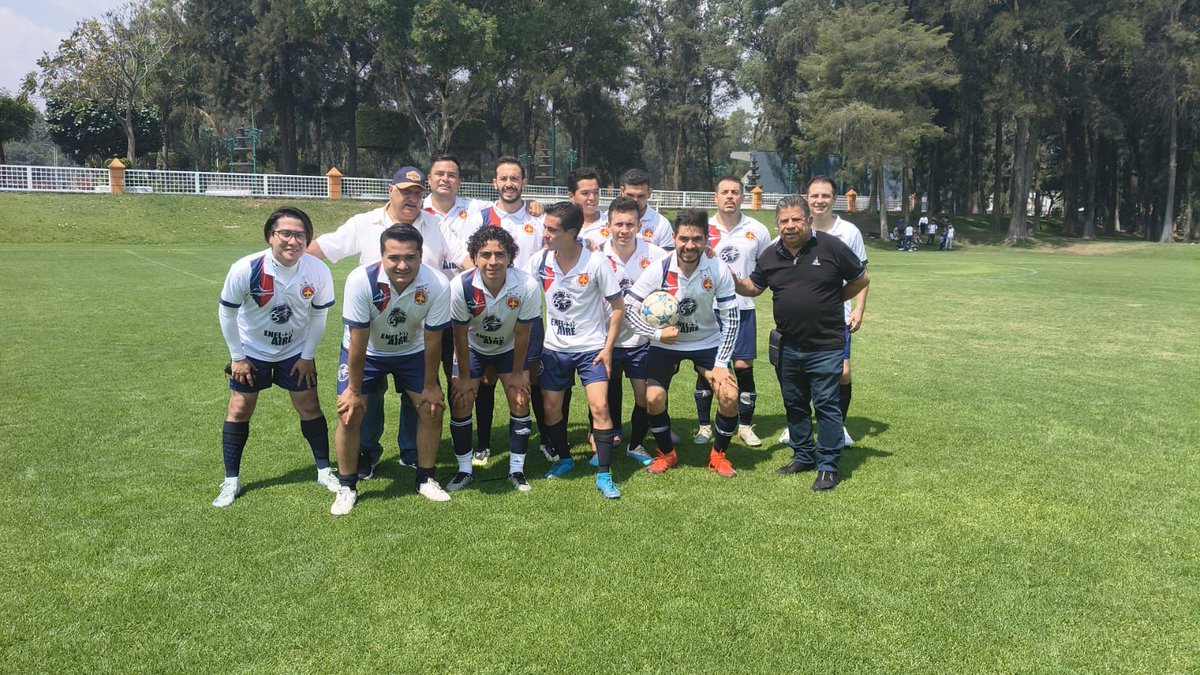FSTSEmx's tweet photo. ⚽ ¡Éxito total en la Copa de Fútbol Los Trabajadores 2026! 🏆

Ya llevamos dos fines de semana de gran convivencia en la Copa de Fútbol Los Trabajadores 2026, organizada por el INDET y la FSTSE en el Deportivo Federalismo del SNTSA.

12 sindicatos participan en este torneo que une a los trabajadores a través del deporte, con el lema “Todo México Jugando”, alusivo al Mundial Social 2026.

En representación del Lic. @GarciaAyalaM, el Dr. Jorge Alberto Grajales Valdivia dio la bienvenida y destacó la importancia de la unión y el compañerismo.
Las jornadas comenzaron el 16 de mayo y concluirán el 20 de junio.

¡Deporte, salud y unión sindical en una sola cancha! 🇲🇽

#CopaDeFútbolLosTrabajadores2026 #FSTSE #SNTSA #TodoMéxicoJugando