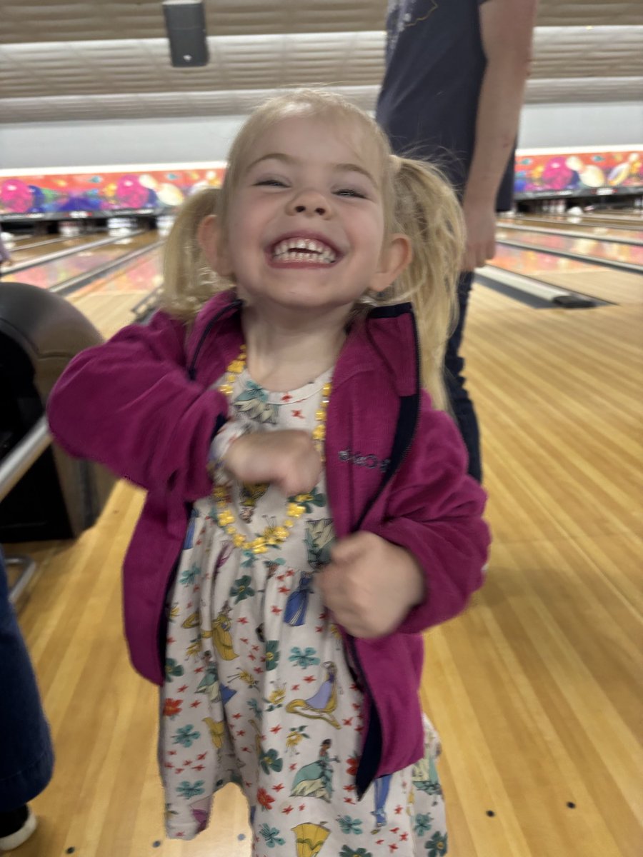 juliaruslander's tweet photo. Julia bowled an 100 and had a lot of fun! https://t.co/xOSErSeQmi