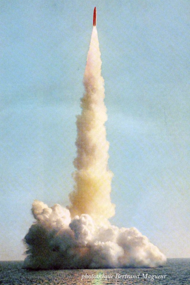 BertrandMagueur's tweet photo. Le sous-marin nucléaire lanceur d'engins LE REDOUTABLE effectue avec succès un tir d'essai de missile M1 le 29 mai 1971.
La France devient ce jour-là le quatrième pays au monde à disposer d'une capacité de frappe stratégique depuis le dessous des mers. https://t.co/FgzYSv6mGC