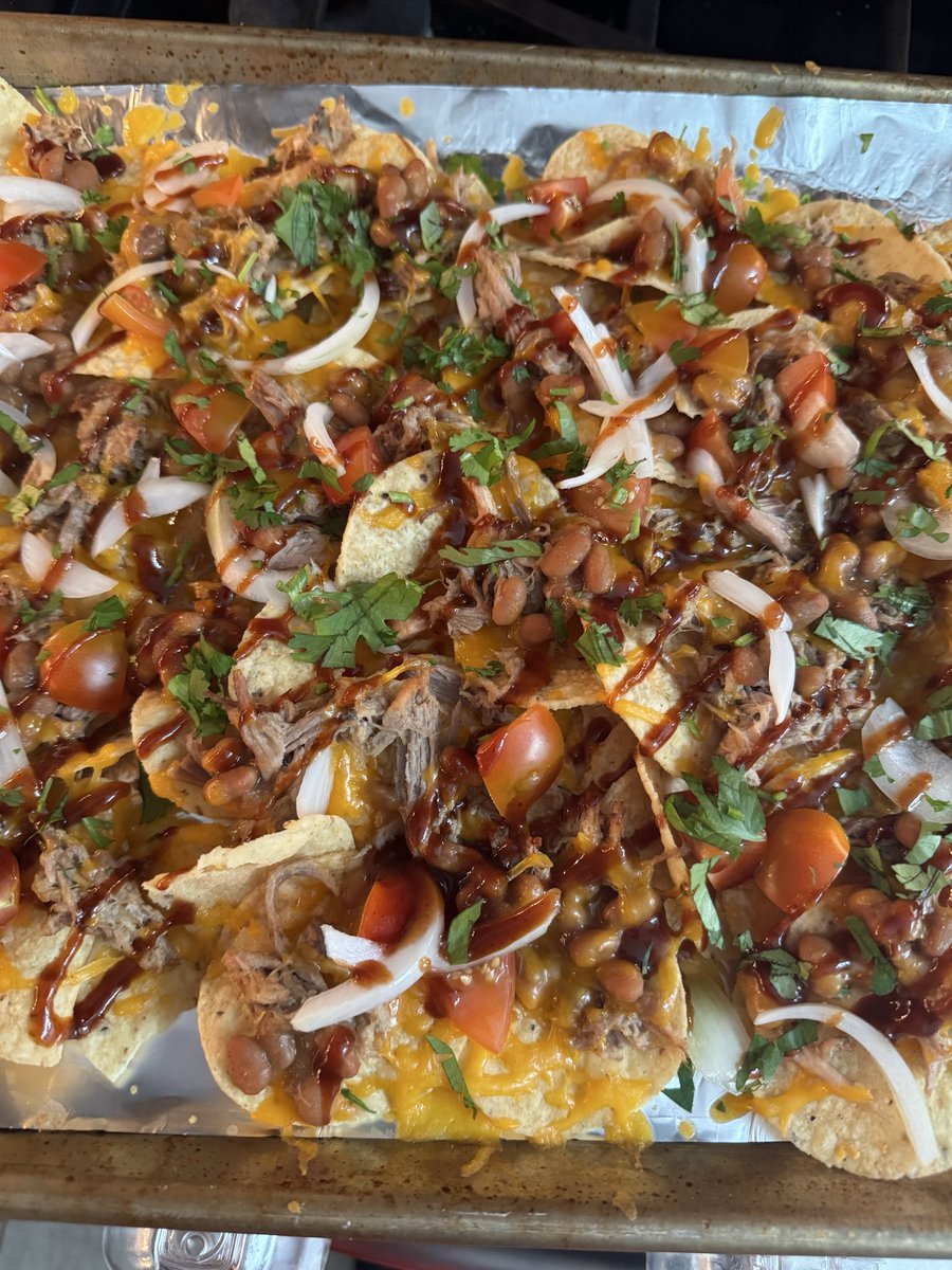 ohiofootguy's tweet photo. Made some pulled pork nachos on this rainy Saturday https://t.co/xnMtna0wUZ