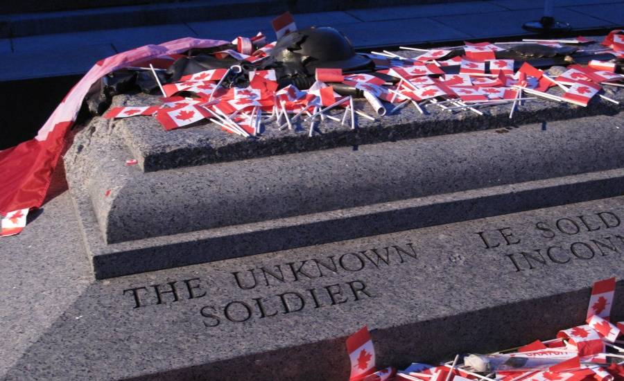 VTNCanada's tweet photo. The Tomb of the Unknown Soldier honors the Canadians who have lost their lives in service to Canada. 26 years ago today, Canada’s unknown soldier was laid to rest at the base of the National War Memorial in Ottawa after being repatriated from France on May 25, 2000.

#neveralone #remembrance #unknownsoldier
La Tombe du Soldat inconnu rend hommage aux Canadien·ne·s qui ont perdu la vie en fonction lors de leur service pour le Canada. Il y a 26 ans aujourd’hui, le Soldat inconnu du Canada fut inhumé et mis au pied du Monument commémoratif de guerre du Canada à Ottawa pour son repos ultime, et ce, après avoir été rapatrié de France le 25 mai 2000.
#jamaiseul #souvenir #soldatinconnu