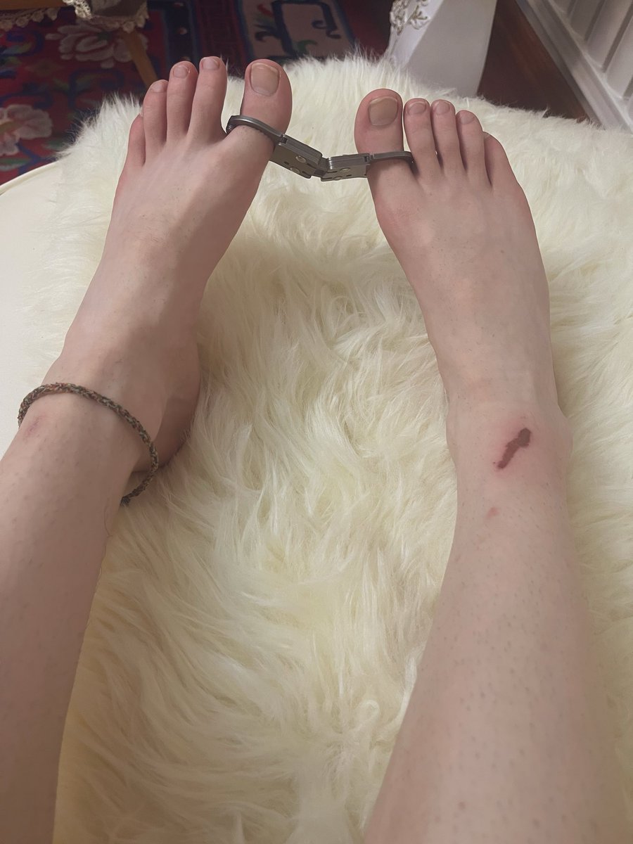LongZ16262's tweet photo. 最便宜的一副铐带来的竟是最极致的束缚
#女犯 #镣铐 #囚犯 #母狗 #女奴 https://t.co/s4uNUOURhr