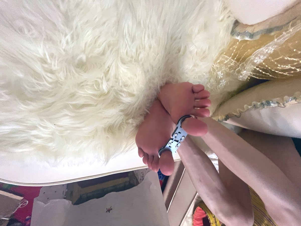 LongZ16262's tweet photo. 最便宜的一副铐带来的竟是最极致的束缚
#女犯 #镣铐 #囚犯 #母狗 #女奴 https://t.co/s4uNUOURhr