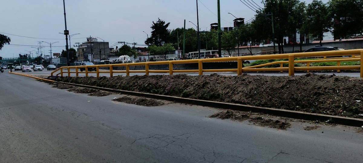 jusgoru's tweet photo. @Alc_Iztapalapa , @ALEIDAALAVEZ y @ClaraBrugadaM  , en el marco de las actividades para embellecimiento de espacios,pintaron y los trabajadores dejaron la tierra sobre la avenida, esto en periférico y Ermita Iztapalapa, les pedimos vengan a limpiarlo por favor https://t.co/TghLDusvk7