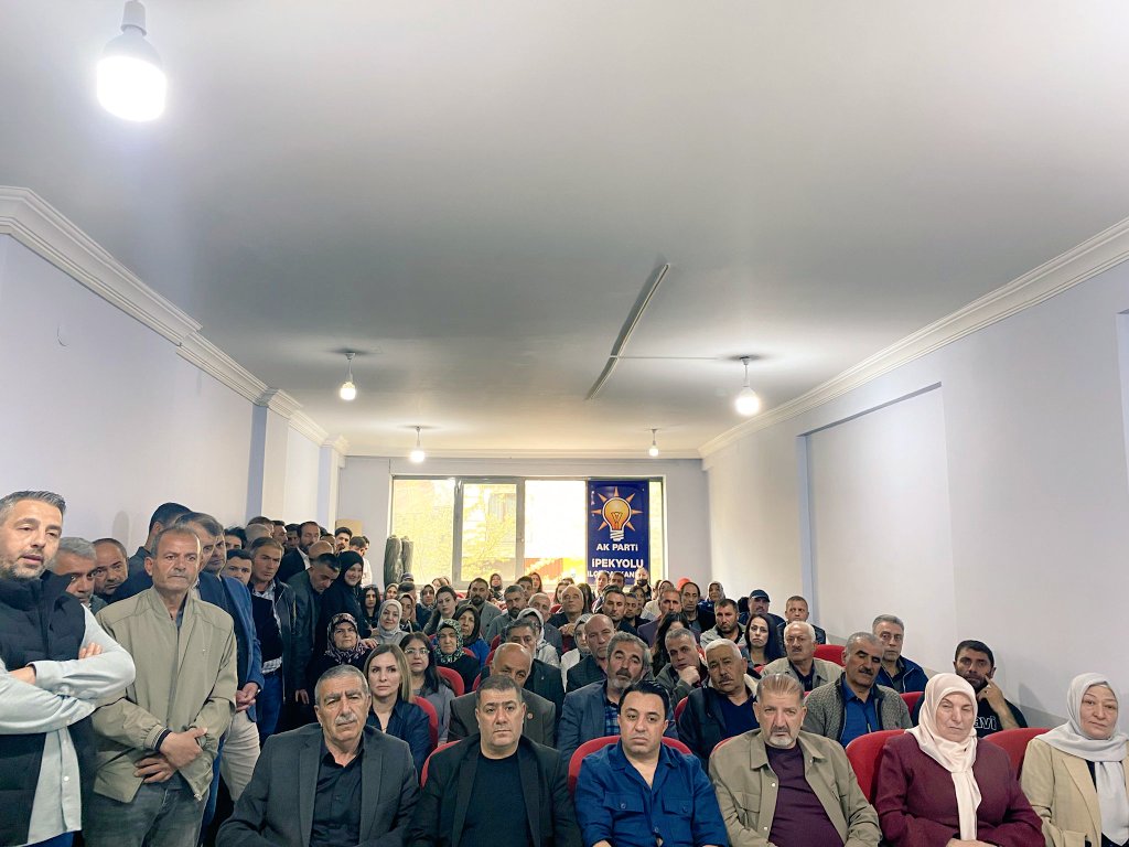 ipekyoluakkdn's tweet photo. İpekyolu İlçe Başkanımız Sayın @YavuzKusanVan, Başkanlığında; İpekyolu İlçe Kadın Kolları Başkanımız Sayın @avserife_yildiz,  ve teşkilatımızın yoğun katılımlarıyla; Danışma Meclisi toplantımızı büyük bir coşkuyla gerçekleştirdik. 
@tugbaisikercan @AKKADINGM https://t.co/yhN7Se3dbI