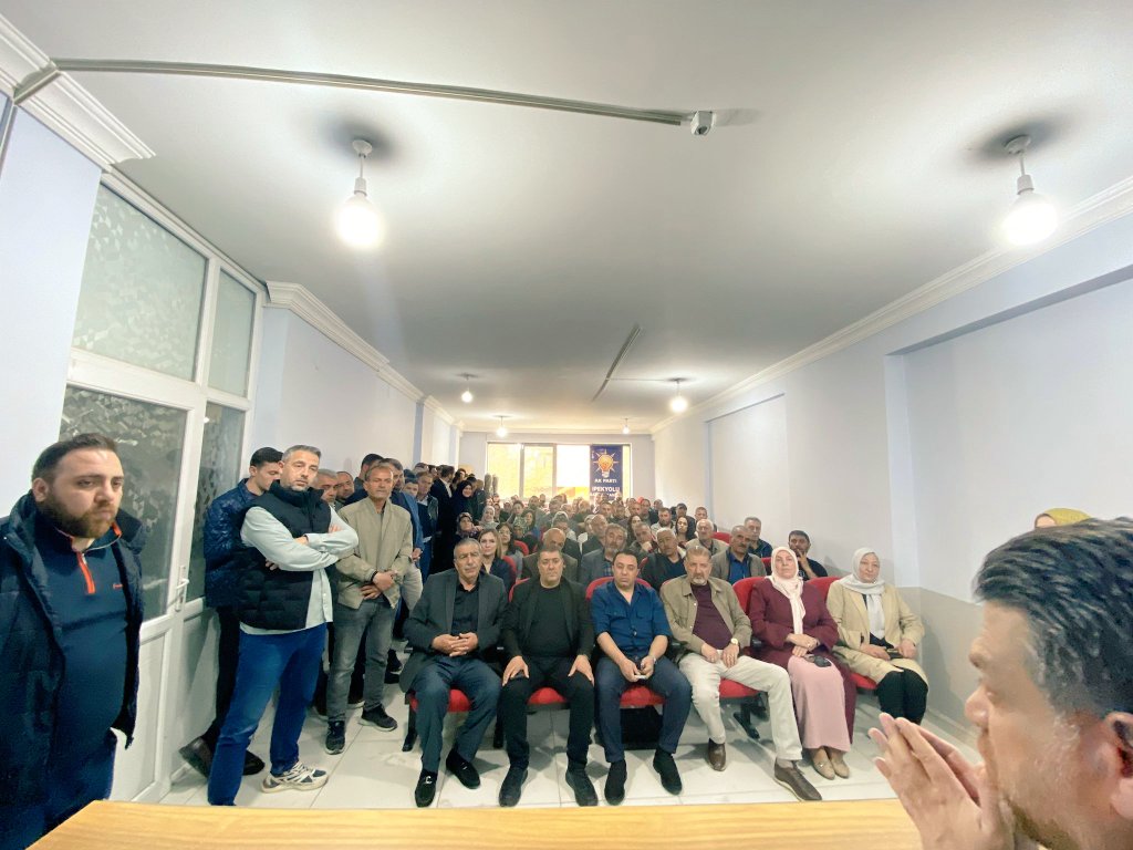 ipekyoluakkdn's tweet photo. İpekyolu İlçe Başkanımız Sayın @YavuzKusanVan, Başkanlığında; İpekyolu İlçe Kadın Kolları Başkanımız Sayın @avserife_yildiz,  ve teşkilatımızın yoğun katılımlarıyla; Danışma Meclisi toplantımızı büyük bir coşkuyla gerçekleştirdik. 
@tugbaisikercan @AKKADINGM https://t.co/yhN7Se3dbI