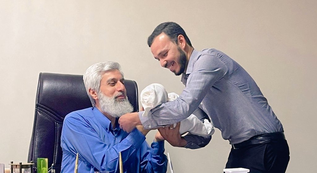 ismailatass's tweet photo. Bizlere bir evlat nasip eden Rabb’ime hamdolsun. 😊

Yoğun mesaisine rağmen bizlere vakit ayırıp oğlumuzun kulağına ezan okuyarak ismini veren kıymetli hocamıza; evladımız dünyaya geldiği ilk andan itibaren yanımızda olan, desteklerini ve ilgilerini eksik etmeyen hocalarımıza, kardeşlerimize ve sosyal medya üzerinden sevincimizi paylaşıp dua eden herkese teşekkür ediyorum. Allah hepinizden razı olsun.

Hocamız çok güzel dualar etti. Rabb’im onun ve sizlerin dualarını kabul buyursun. 

Evladımıza onun gibi olsun, ona benzesin diye kıymetli hocamızın adını verdik. Rabb’im onu ismine layık, tevhid davasının yiğit bir neferi, Furkan Hareketinin aslan bir eri eylesin. 

Alparslan Ataş ismiyle öncü nesle yeni bir er/aslan daha katıldı.

Rabb’im bizlere de bu emanetin sorumluluğunu en güzel şekilde yerine getirmeyi nasip etsin. Amin.