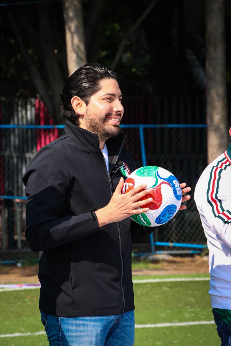 hugoarroyogtz's tweet photo. Listos para dar todo en la cancha de la #MH. ❤️⚽️
Hoy arracamos el MundiAlito del #PRI en el Deportivo Pavón, de la Colonia #Pensil. 🏃🏻
Gracias al Diputado @OmarGarciaL_ por la invitación, así como a todo el equipo del @IRHNacional_ y Unidad Revolucionaria. 👊🏻 https://t.co/3TifZpGefx