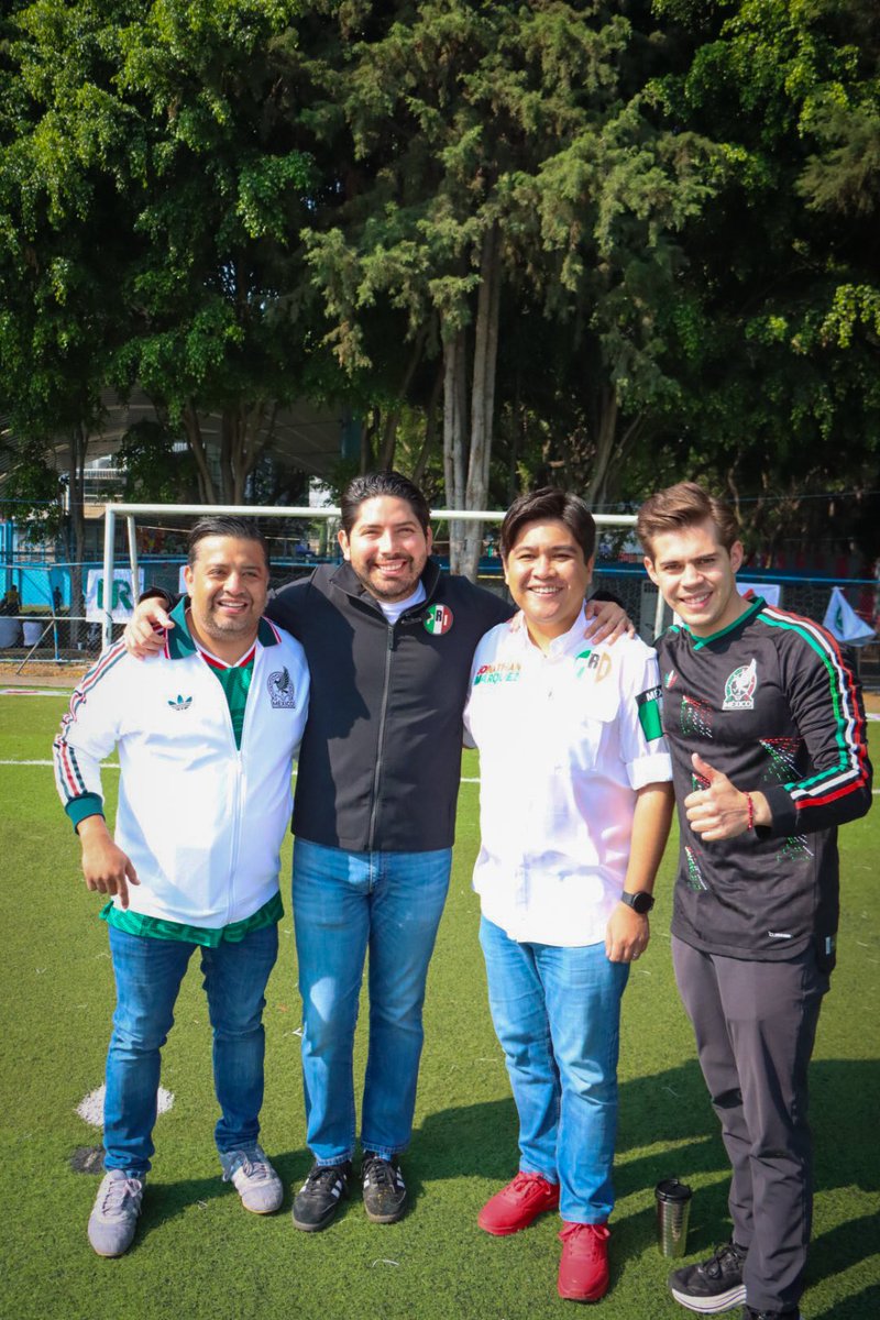 hugoarroyogtz's tweet photo. Listos para dar todo en la cancha de la #MH. ❤️⚽️
Hoy arracamos el MundiAlito del #PRI en el Deportivo Pavón, de la Colonia #Pensil. 🏃🏻
Gracias al Diputado @OmarGarciaL_ por la invitación, así como a todo el equipo del @IRHNacional_ y Unidad Revolucionaria. 👊🏻 https://t.co/3TifZpGefx