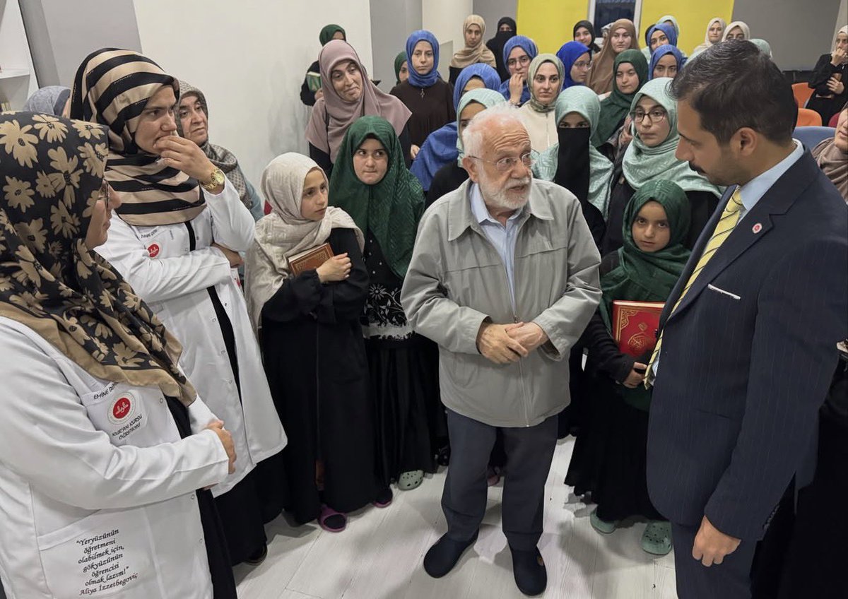 vartomuftulugu's tweet photo. Prof. Dr. İhsan Süreyya SIRMA hocamız tarafından ‘Bir Konu Bir Konuk’ projesi kapsamında,hafızlık eğitiminin verildiği Hacı Şemsettin Bingölbalı Yatılı Hafızlık Kız Kur’an Kursumuzda ‘Hafızlık Eğitimi ve Kur’an’ın Hayata Yansıtılması’ konusunda konferans gerçekleştirildi. https://t.co/8c2Tgv4tgQ