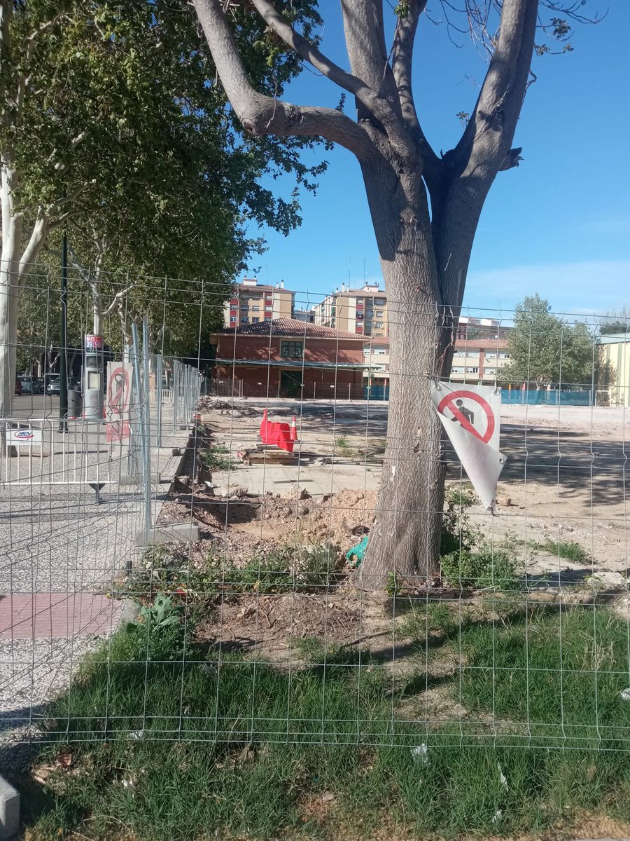 OmiDoki's tweet photo. @zaragoza_es Que detalle más bonito tenéis trayendo #zaragozaflorece a Los Barrios https://t.co/A3IJNDadg4