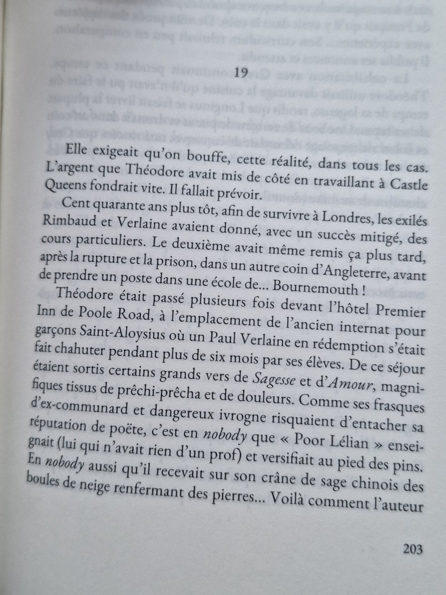 MatthieuGouet's tweet photo. Verlaine rendit mieux hommage à Bournemouth avec deux poèmes que ne le fit la ville en 2000 avec une plaque bourrée d’erreurs (même si l’intention était là).

Quand le protagoniste de MIRAGE DE LA RADE arrive sur place (2013), elle a déjà disparu avec la maison qu’elle ornait. https://t.co/Z4oZ484SJn