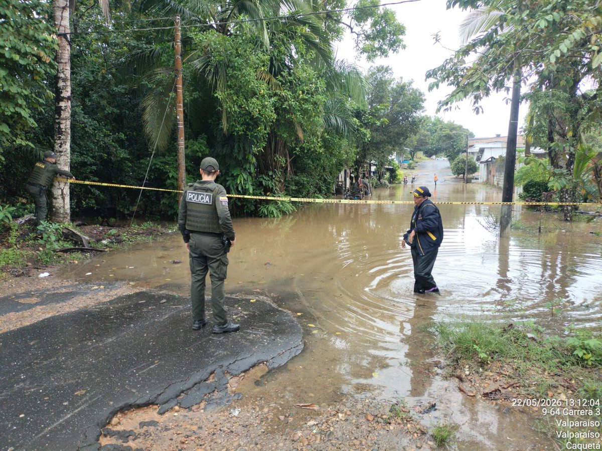 RadNalCo's tweet photo. #Regiones | Organismos de socorro atienden las emergencias por inundaciones en el municipio de Valparaíso, Caquetá, tras el desbordamiento del río Pescado. Entre las afectaciones se reportan el cierre de la vía principal en el sector de La Vega, así como inundaciones en viviendas, fincas y cultivos.

La Defensa Civil adelanta labores de atención y monitoreo sobre el río Pescado, mientras que el Cuerpo de Bomberos trabaja en las emergencias registradas en las viviendas del casco urbano.