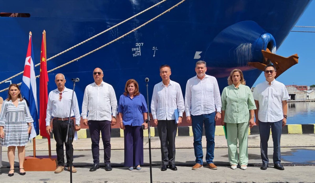 MINCEX_CUBA's tweet photo. Viceprimer ministro y ministro del #Mincex, Oscar Pérez-Oliva Fraga, presidió agradecimiento por las 15 mil toneladas de arroz donadas por #China en un nuevo gesto de solidaridad. Serán distribuidas en todas las provincias del país.
Gracias al Gobierno y pueblo #chinos!🇨🇳🇨🇺 https://t.co/LIpZyyA9kl